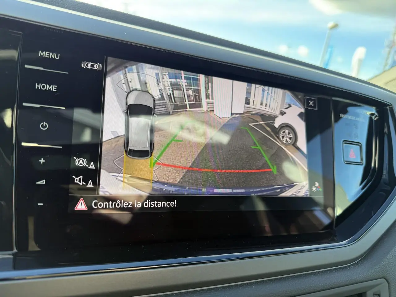 Écran tactile du système de navigation Discover Pro montrant la caméra de recul du Volkswagen Taigo bleu récif métallisé.
