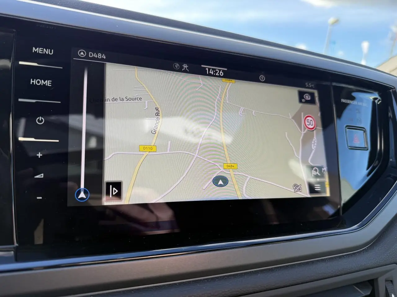 Écran tactile 8 pouces du système de navigation Discover Pro dans le tableau de bord du Volkswagen Taigo 2025.