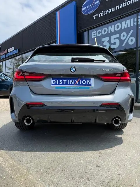 Vue arrière d'une BMW Série 1 118d Edition Sport gris foncé avec double sortie d'échappement et feux LED.