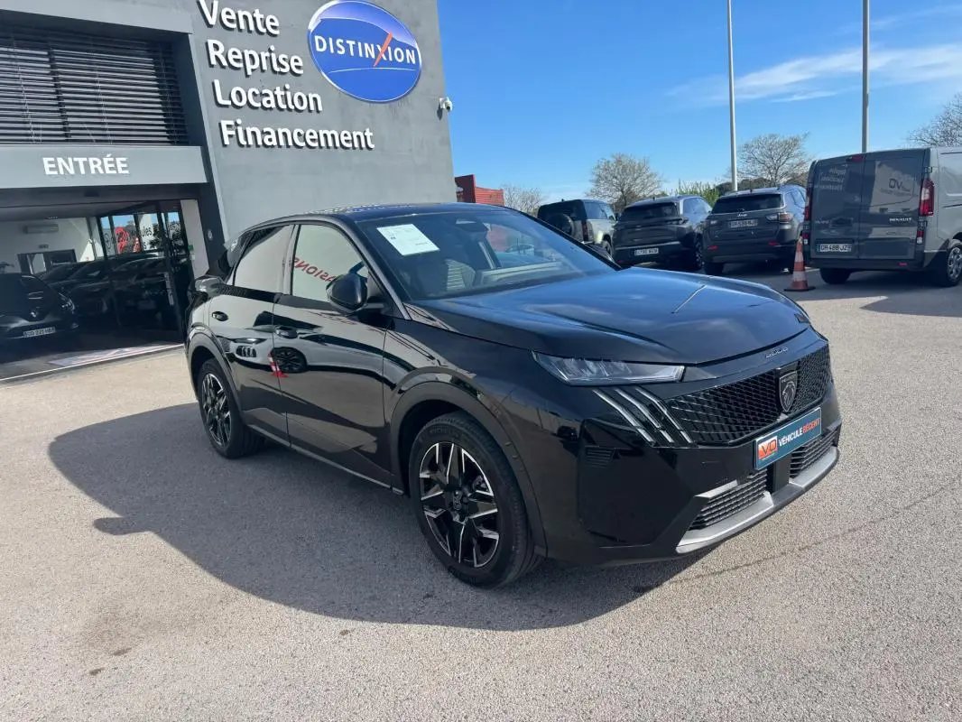 Peugeot 3008 Hybrid noir vue 3/4 avant droit, avec jantes alliage noires et calandre distinctive au showroom.