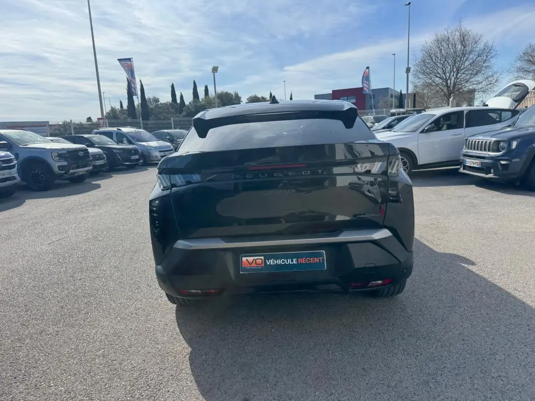 Vue arrière d’un Peugeot 3008 Hybrid noir 2025 avec feux arrière LED et plaque VÉHICULE RÉCENT visible.