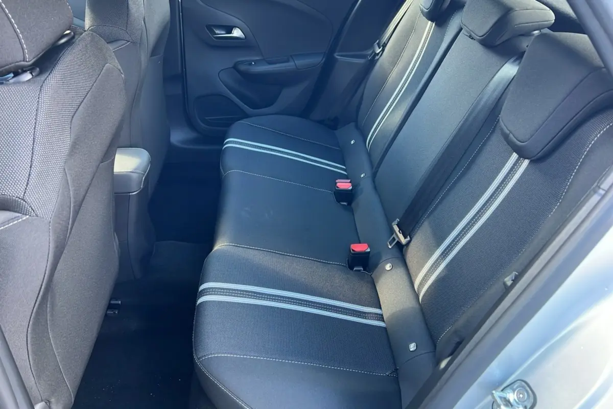 Vue côté droit de la banquette arrière noire avec bandes grises de l’Opel Corsa Hybrid 2026, intérieur spacieux et moderne.