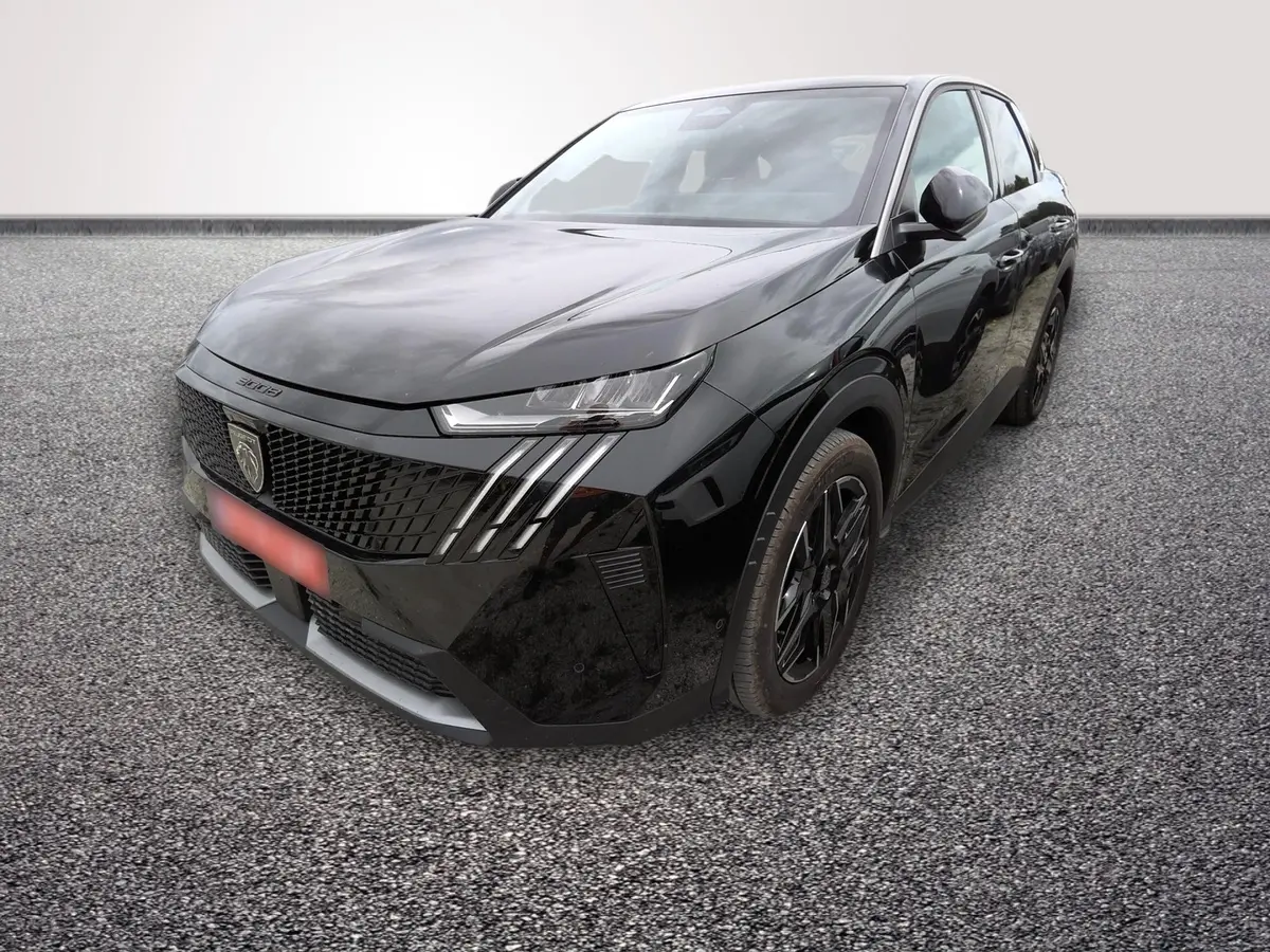 Peugeot 3008 noir vue 3/4 avant droit, avec calandre distinctive et jantes noires 19 pouces.