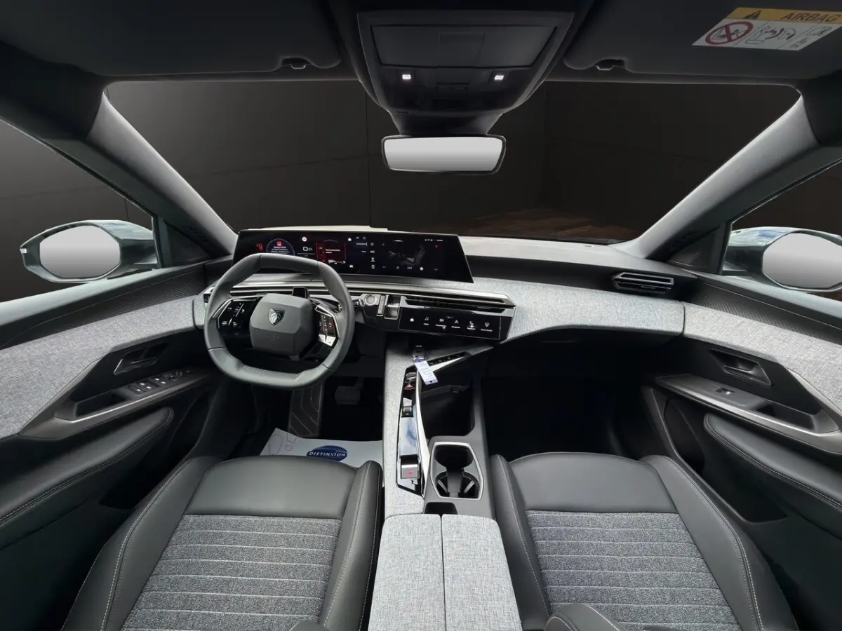 Vue intérieure avant du Peugeot 3008 noir 2026, tableau de bord moderne avec écran tactile panoramique et volant cuir multifonctions.