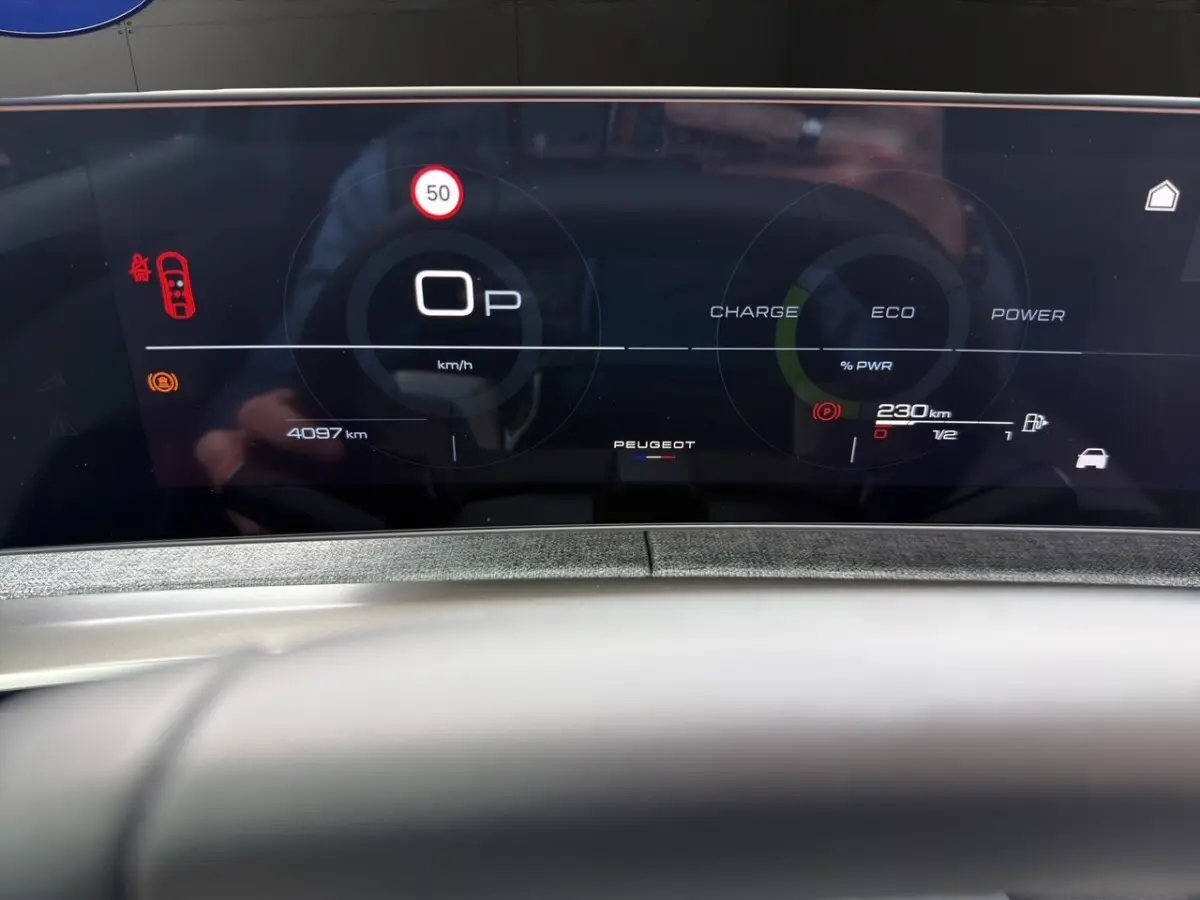 Affichage numérique du combiné d'instruments du Peugeot 3008 hybride, vue frontale centrée sur le tableau de bord.