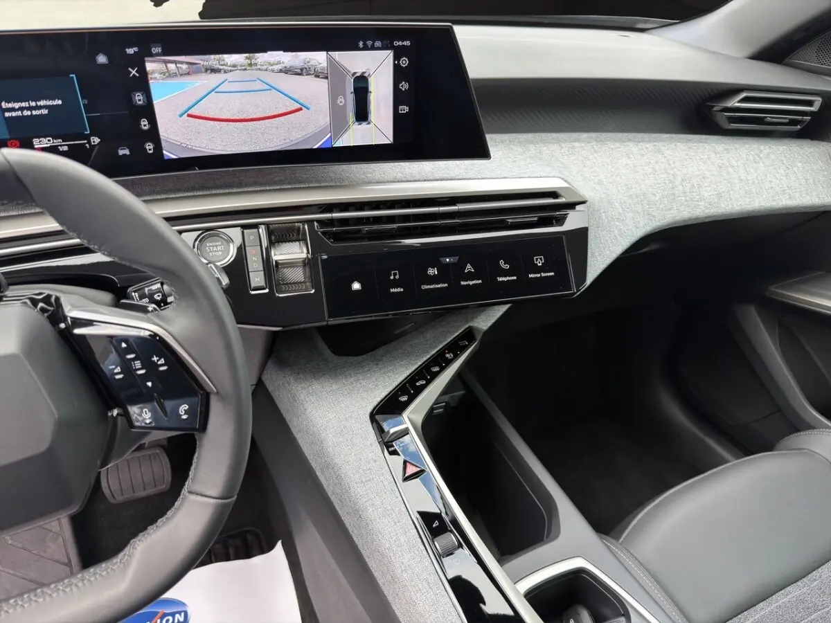 Vue intérieure côté conducteur du Peugeot 3008 2026, montrant le volant cuir et l'écran tactile avec caméra de recul.