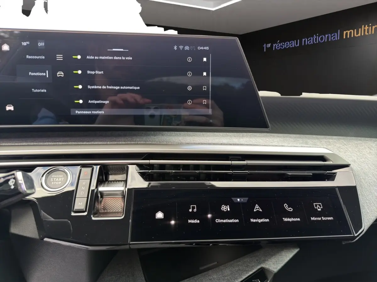 Vue rapprochée du tableau de bord noir du Peugeot 3008 2026 avec écran tactile et commandes digitales.