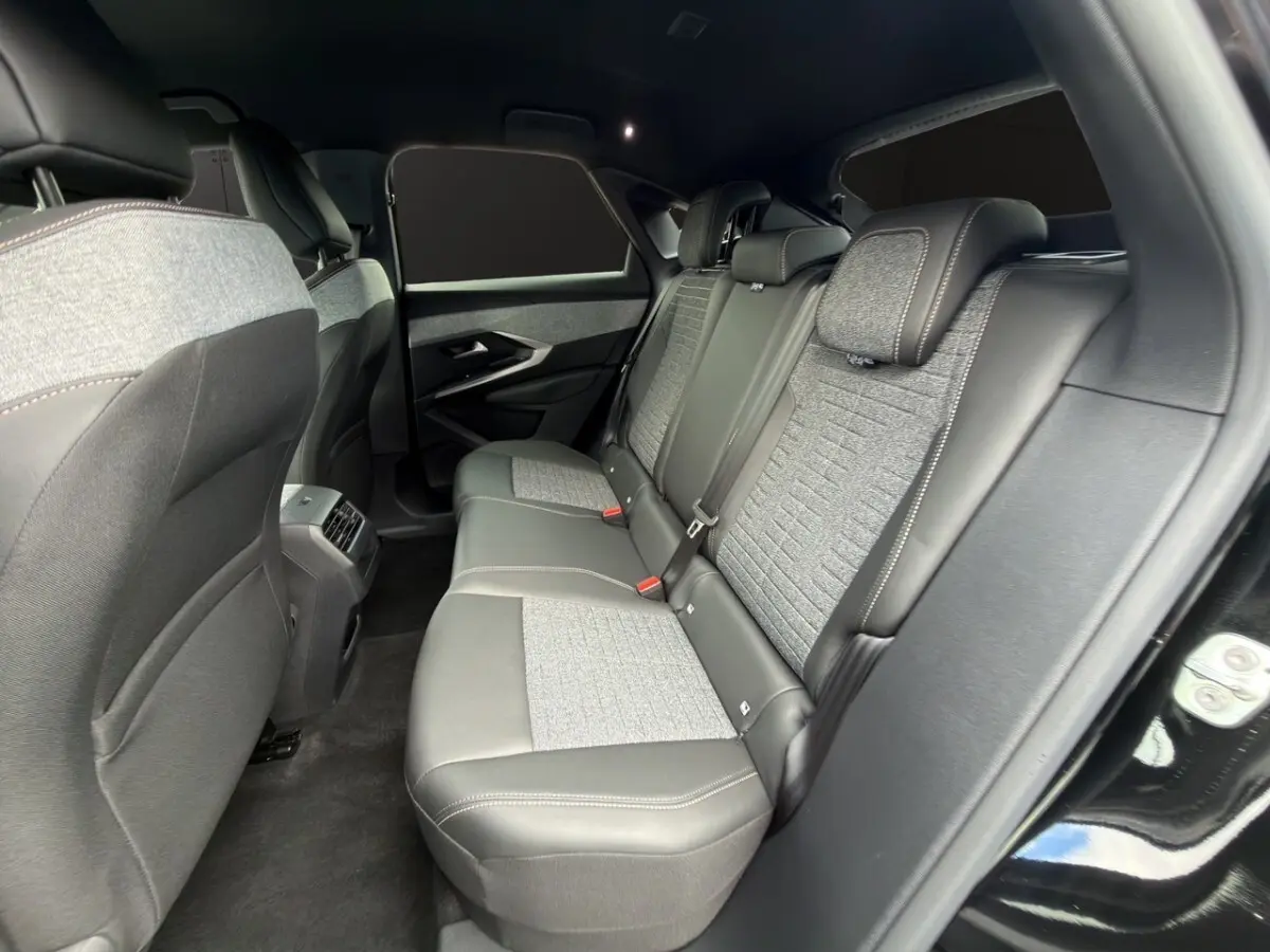 Vue intérieure arrière côté droit du Peugeot 3008 1.2 Hybrid 145 Allure, sièges bi-matière gris et noir.