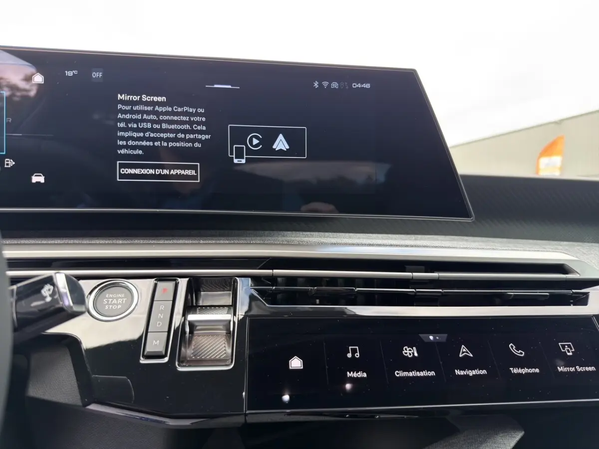 Vue rapprochée du tableau de bord noir du Peugeot 3008 2026 avec écran tactile et commandes modernes.