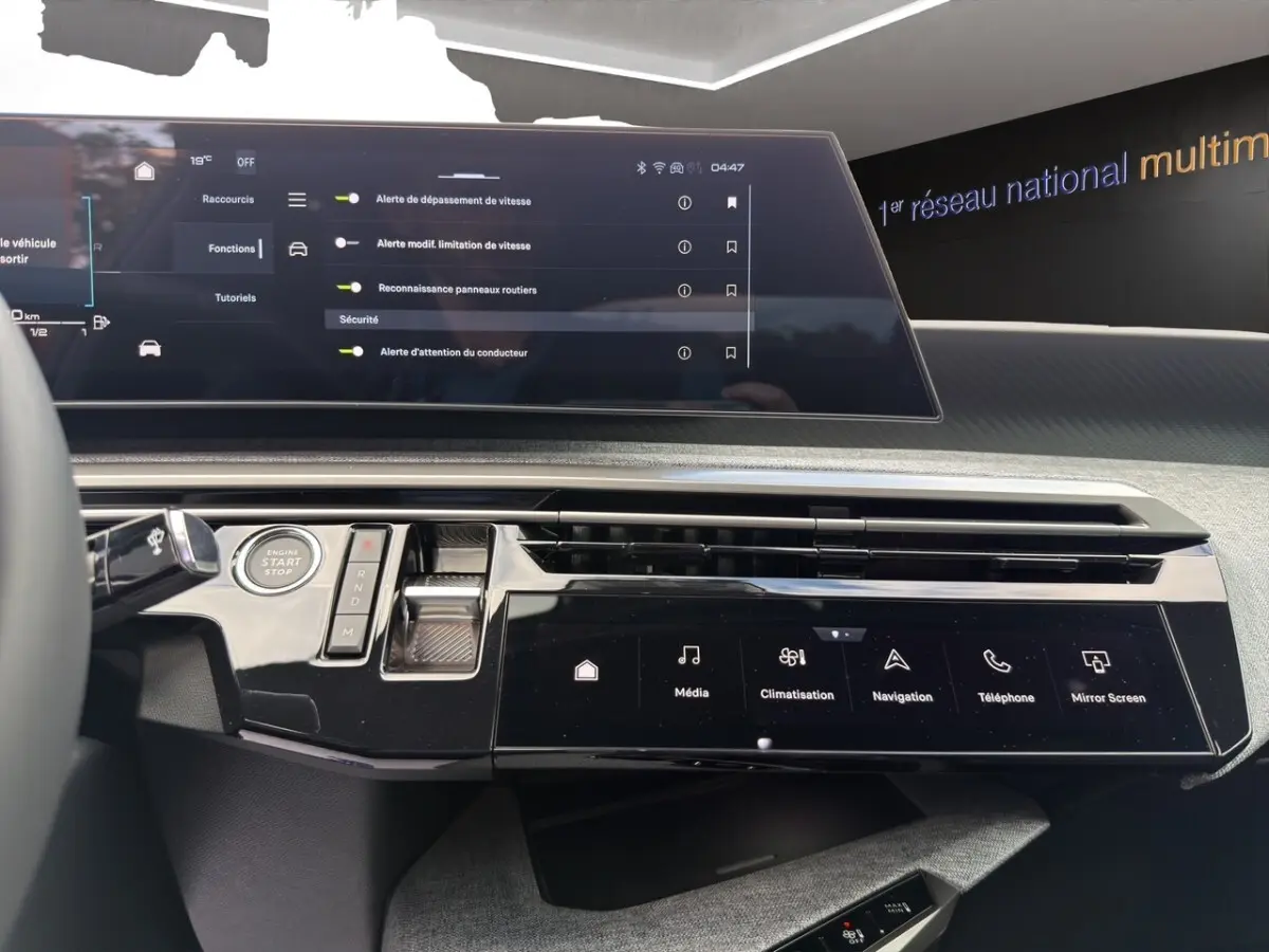 Tableau de bord du Peugeot 3008 1.2 Hybrid 145 Allure, vue intérieure centrée sur l’écran tactile et commandes noires.