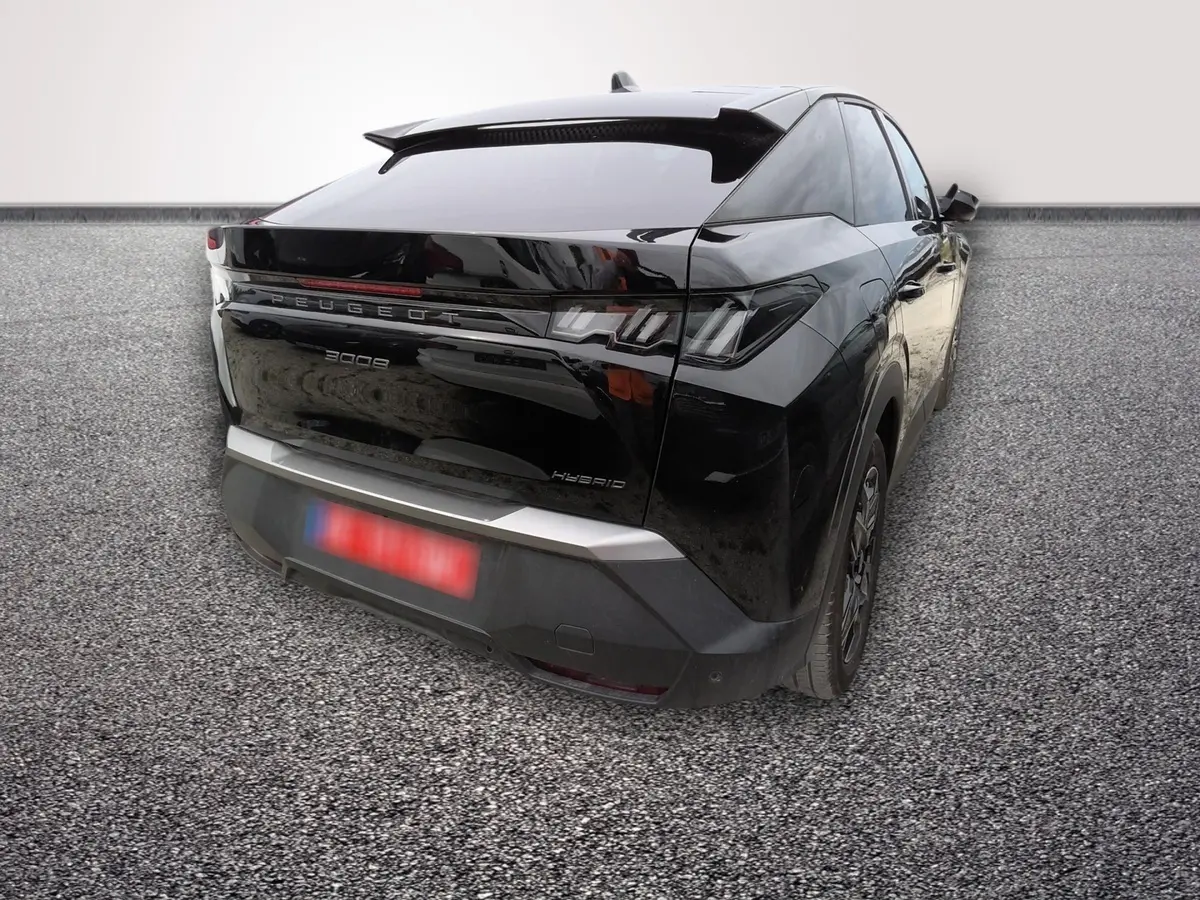 Vue 3/4 arrière droite d’un Peugeot 3008 noir hybride avec jantes 19 pouces et feux arrière LED distinctifs.