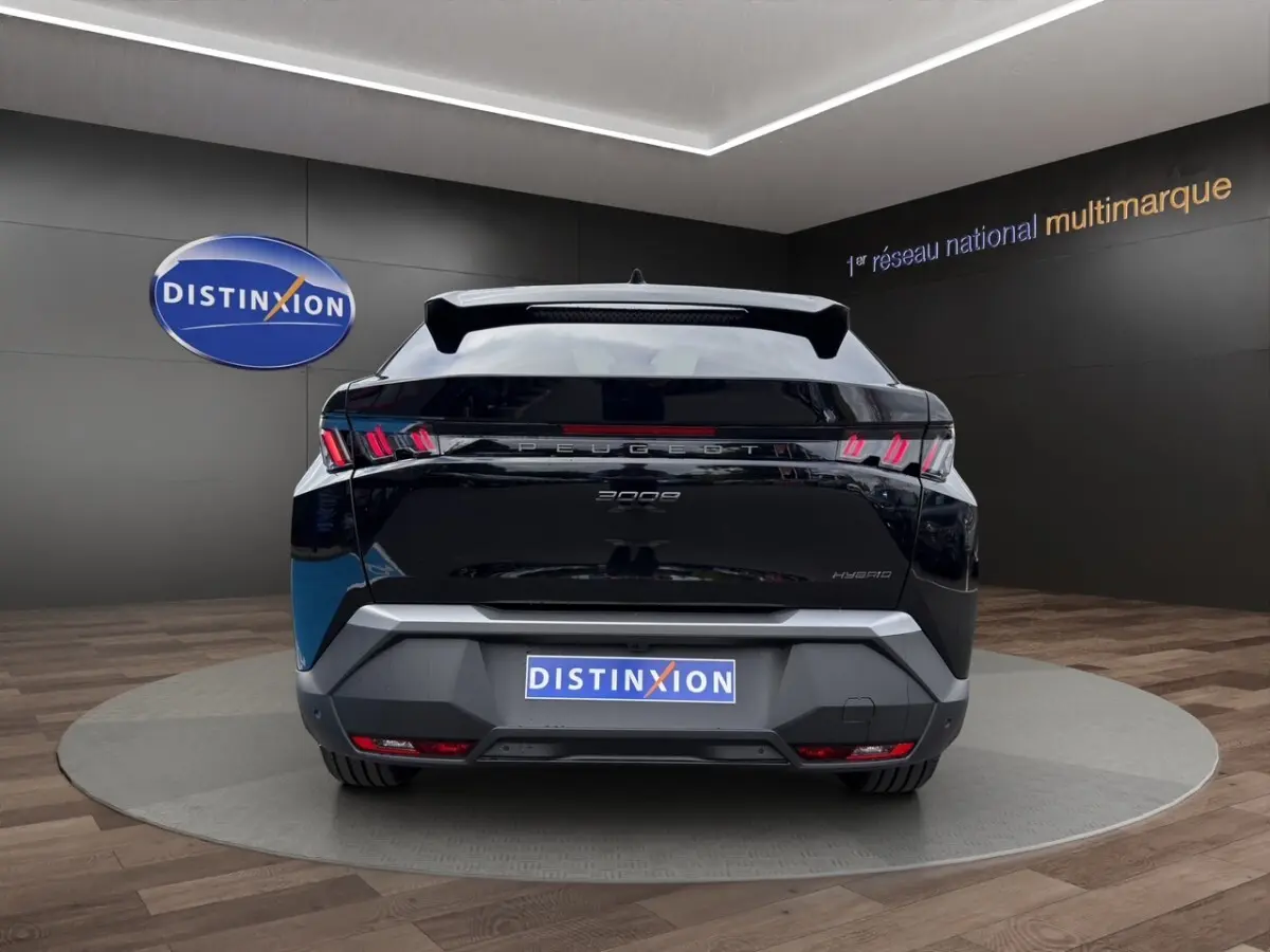Vue arrière d’un Peugeot 3008 noir hybride 2026 avec feux LED distinctifs et toit panoramique visible en showroom.
