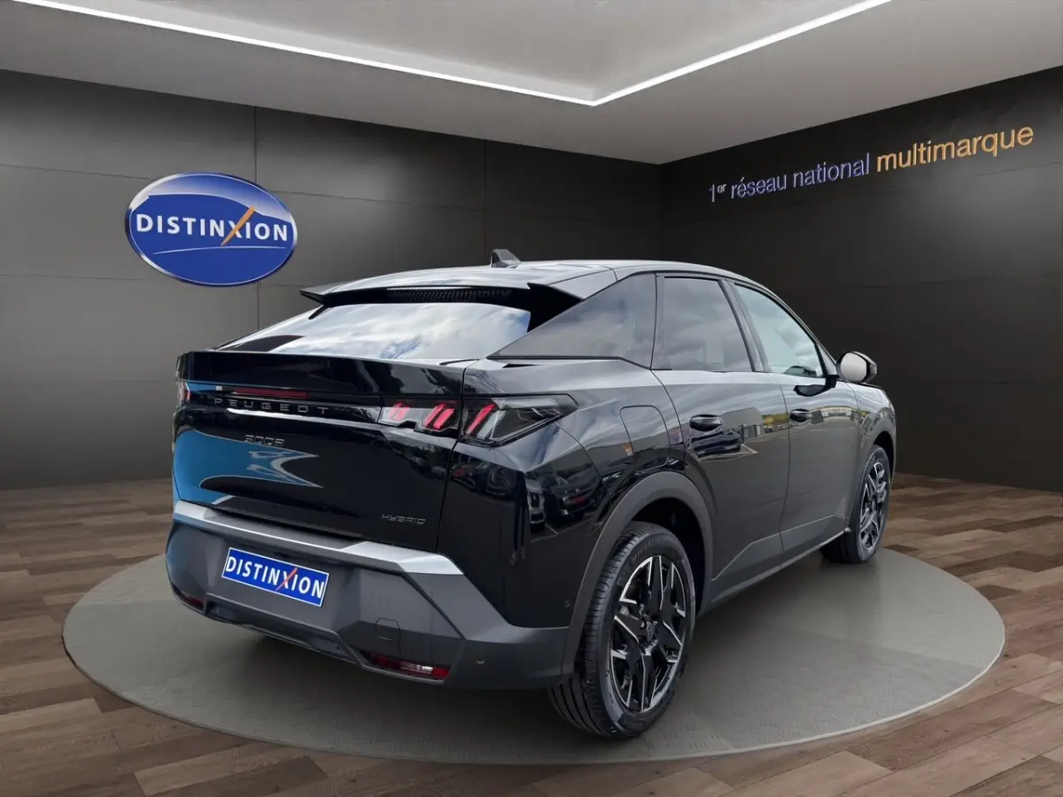 Peugeot 3008 noir vue 3/4 arrière droit, jantes 19 pouces, feux arrière LED, en showroom Distinxion.