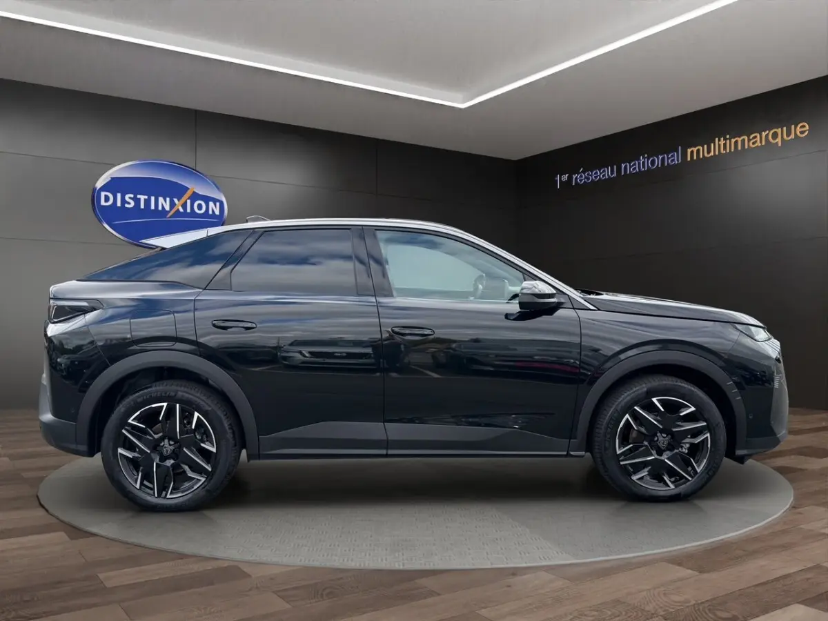 Peugeot 3008 noir vue de profil côté gauche, jantes 19 pouces et toit panoramique en showroom.