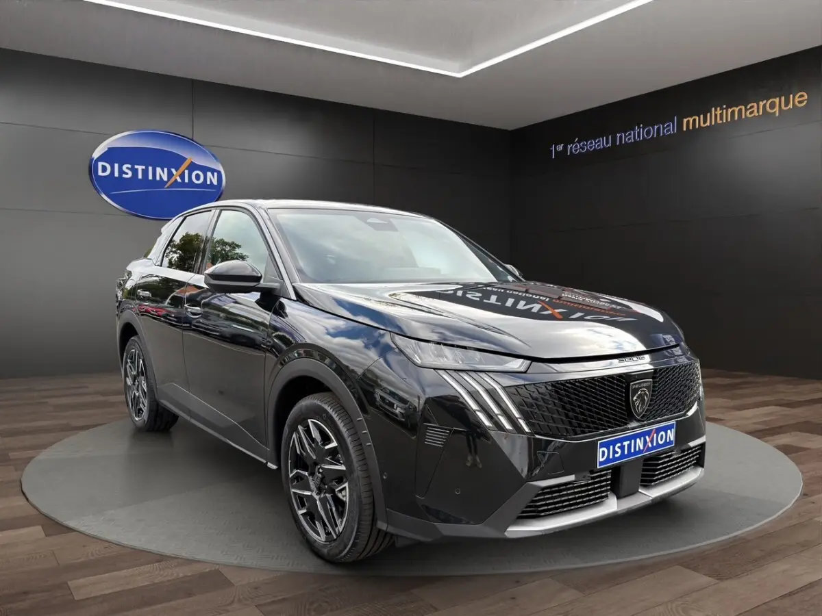 Peugeot 3008 noir en 3/4 avant droit, avec calandre distinctive et jantes 19 pouces, sur podium intérieur.