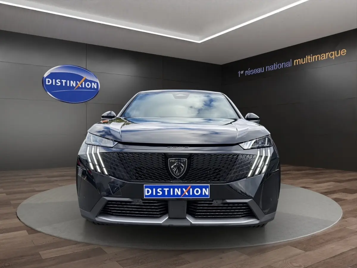 Vue avant d'un Peugeot 3008 noir 2026 avec calandre noire et feux LED distinctifs en griffes.