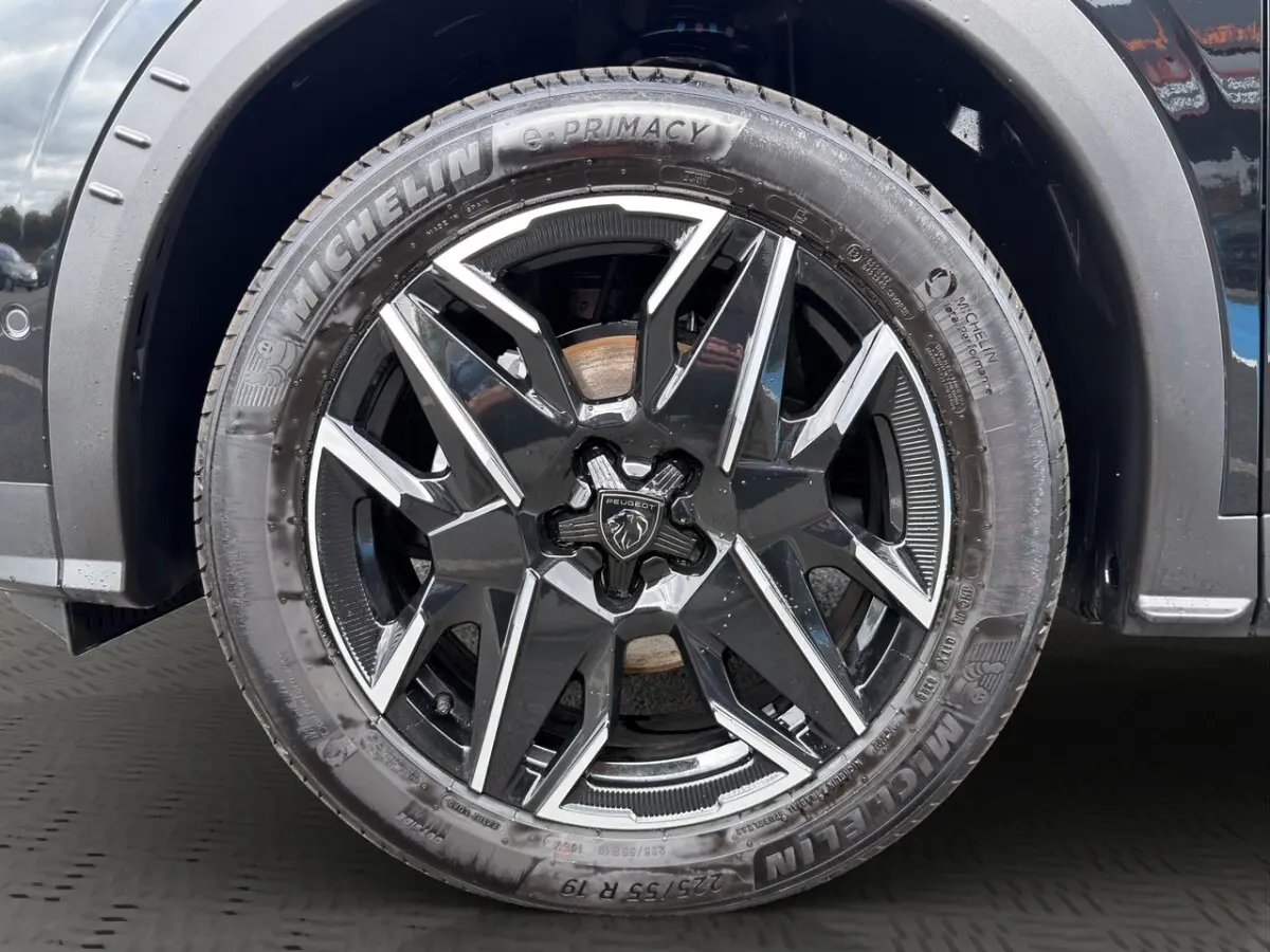 Gros plan sur la jante 19 pouces noire et argentée du Peugeot 3008 1.2 Hybrid 145 Allure, avec pneu Michelin.
