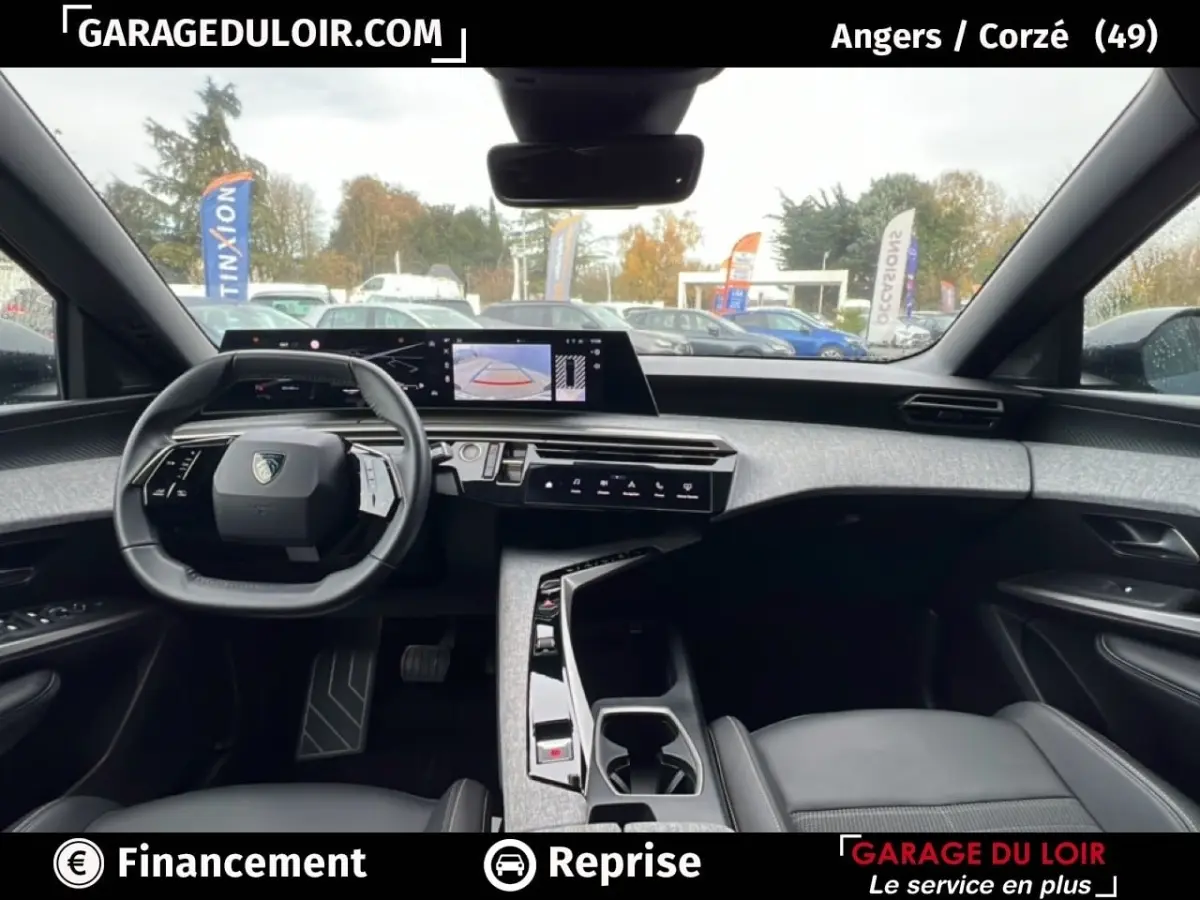 Vue intérieure du tableau de bord et volant du Peugeot 5008 1.2 Hybrid 136 Allure, avec écran tactile large et finition moderne.
