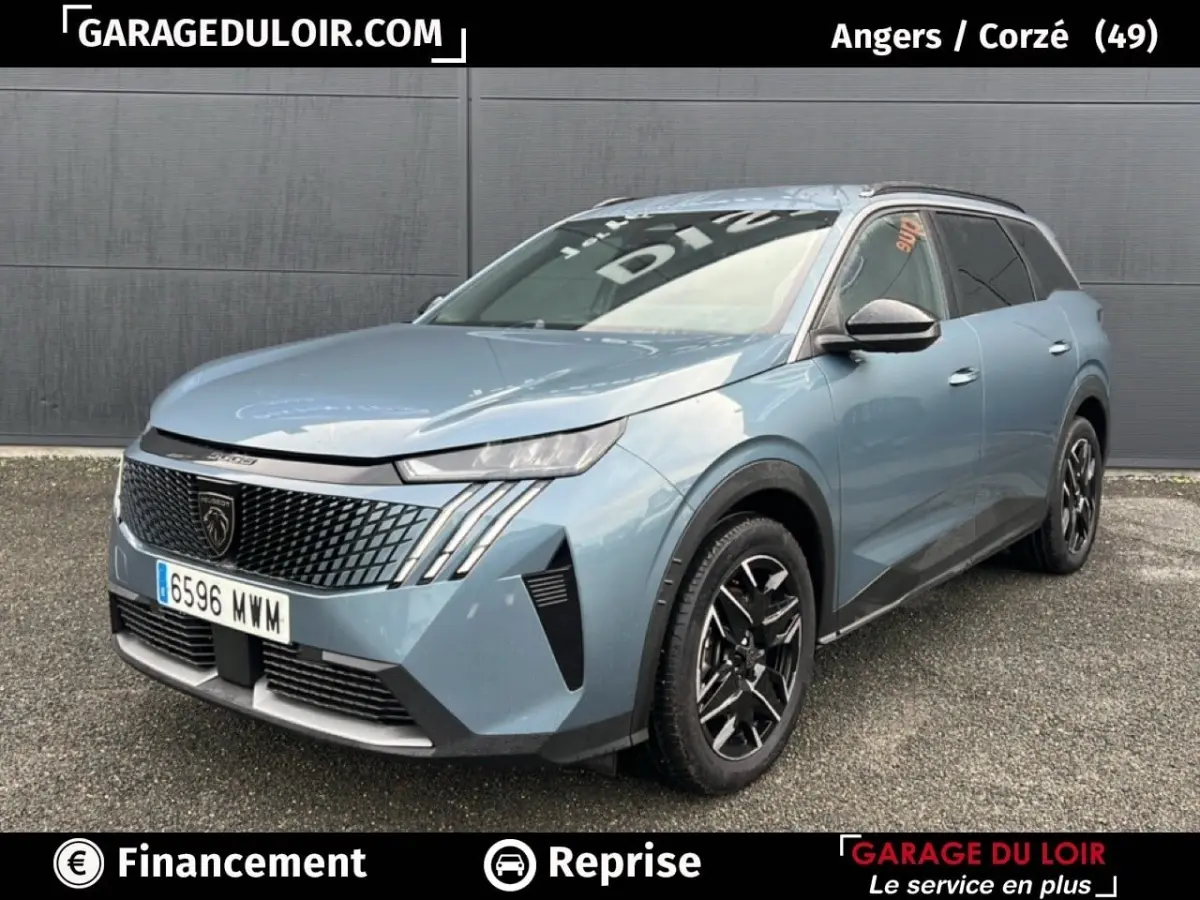 Vue 3/4 avant d’un Peugeot 5008 bleu 2024 hybride essence, avec calandre noire et jantes noires distinctives.