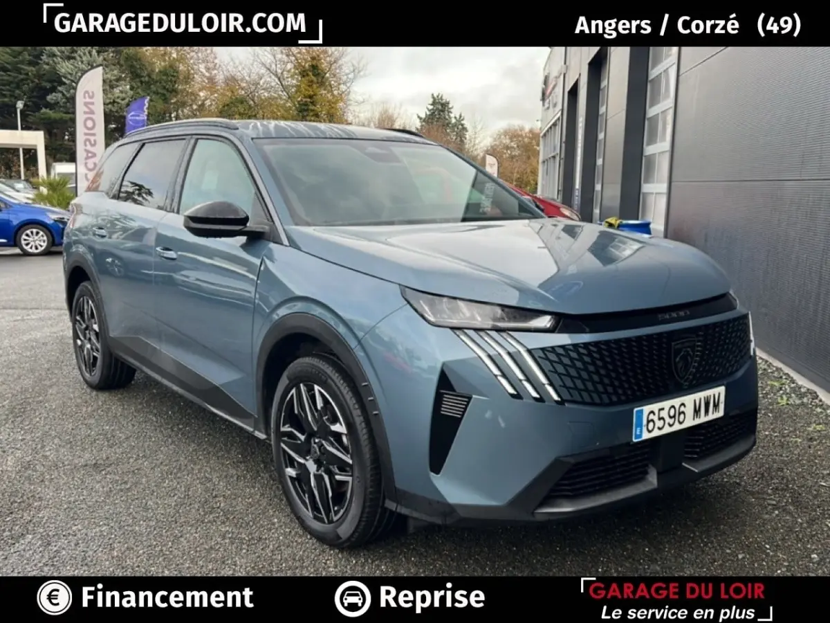 Peugeot 5008 1.2 Hybrid 136 Allure bleu, vue 3/4 avant droit, calandre noire distinctive et jantes alliage.
