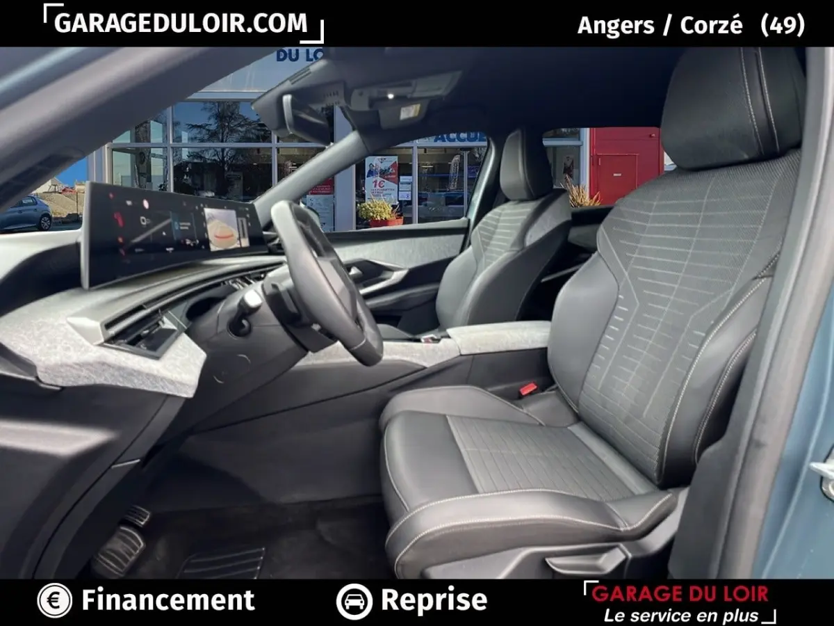 Vue intérieure côté conducteur du Peugeot 5008 1.2 Hybrid 136 Allure 2024, sièges noirs et tableau de bord moderne.