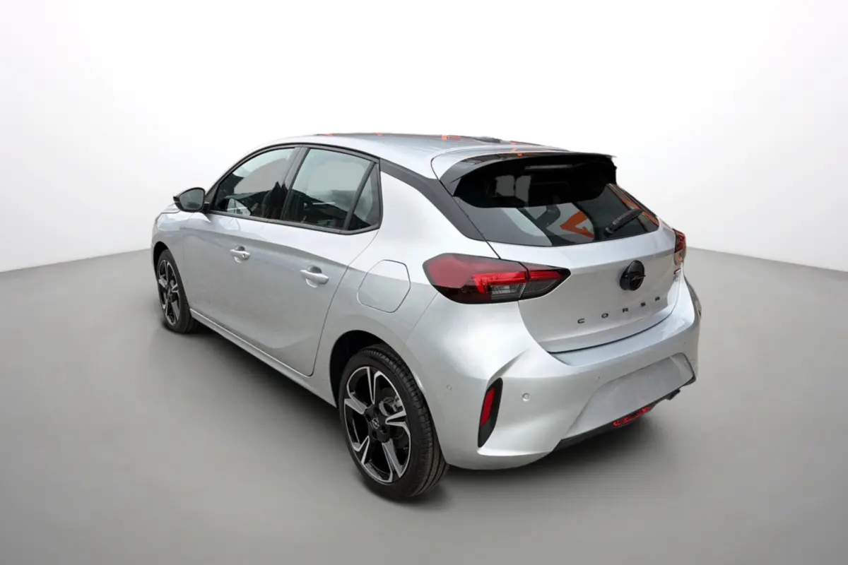 Opel Corsa gris kristall vue 3/4 arrière droit, jantes alu noires et feux arrière LED distinctifs.