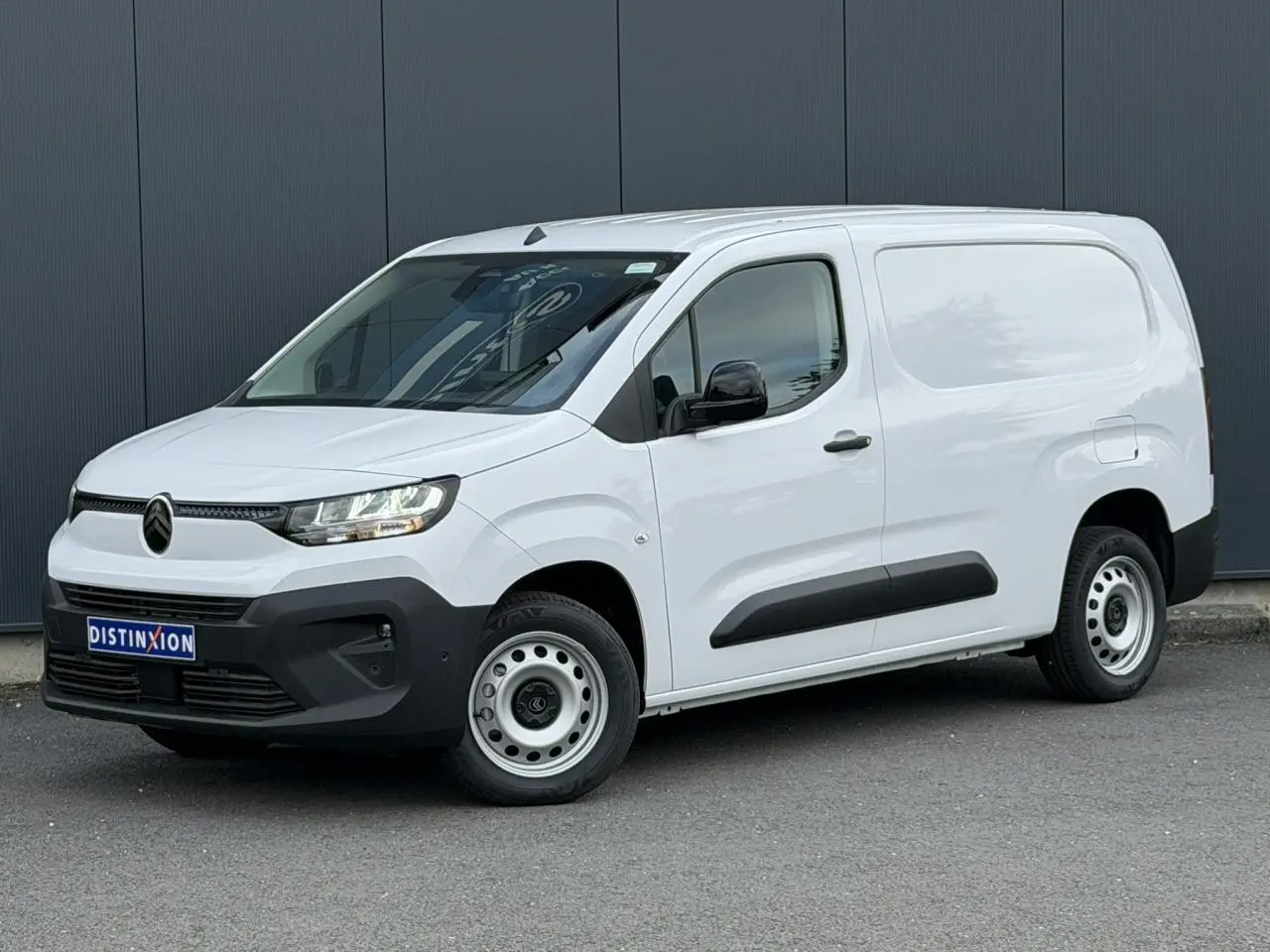 Vue 3/4 avant droit d’un Citroën Berlingo Van XL blanc Icy avec jantes tôles grises et rétroviseurs noirs brillants.