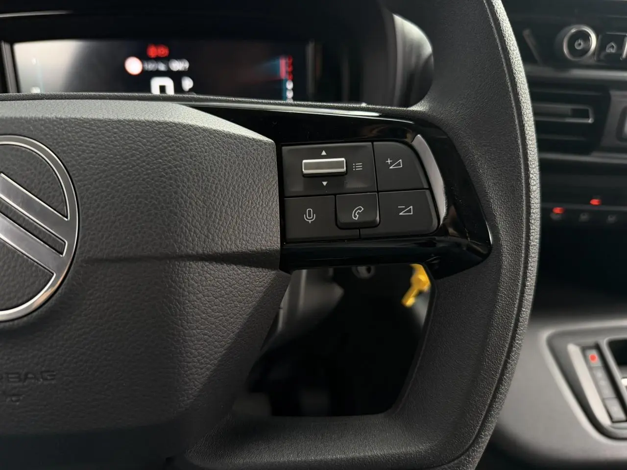Gros plan sur la partie droite du volant multifonctions noir du Citroën Berlingo avec commandes vocales et appel.