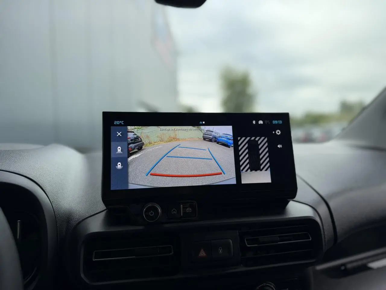 Vue intérieure sur l'écran tactile du Citroën Berlingo blanc, affichant la caméra de recul HD avec guidage de stationnement.