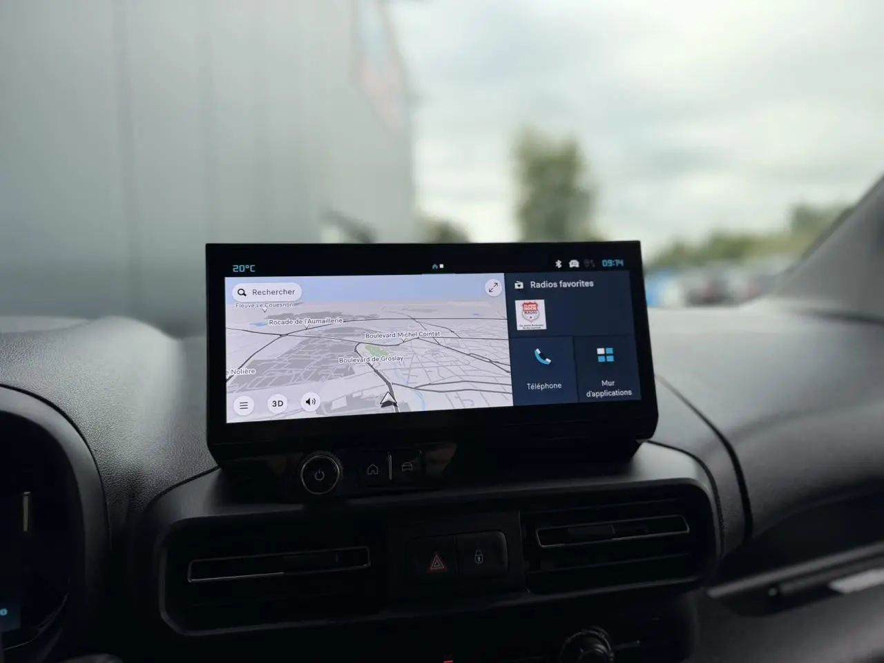 Tablette tactile 10 pouces affichant la navigation dans l'habitacle du Citroën Berlingo blanc, vue de face.