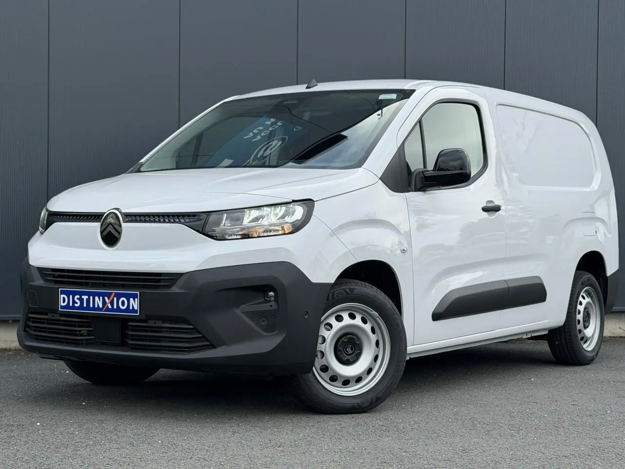 Citroën Berlingo Van XL blanc Icy en 3/4 avant droit, avec boucliers noirs et jantes tôles grises.