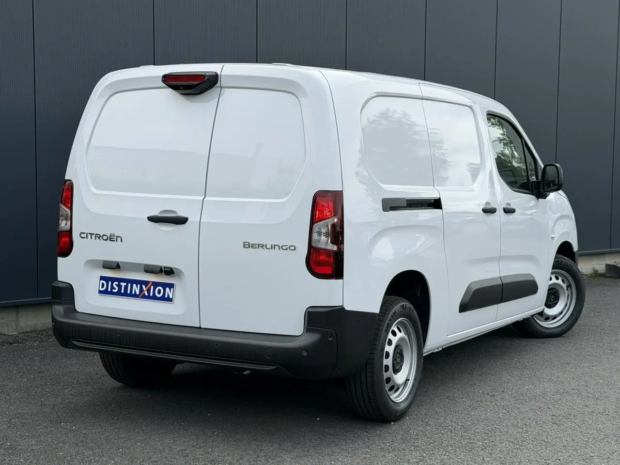 Vue 3/4 arrière droite du Citroën Berlingo Van XL blanc Icy avec portes arrière battantes et porte latérale tôlée.