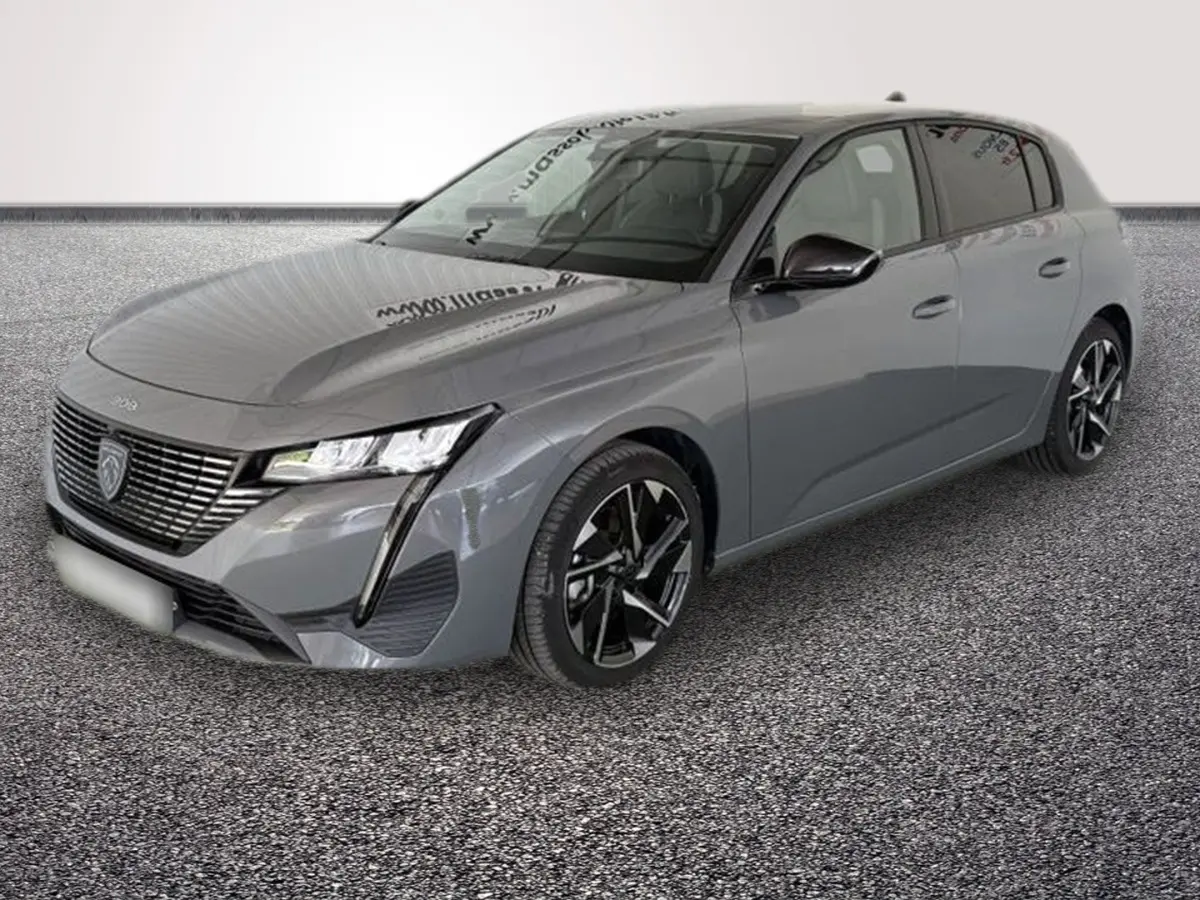 Peugeot 308 Hybrid 145 e-DCS6 Allure gris foncé vue 3/4 avant avec calandre distinctive et phares LED verticaux.