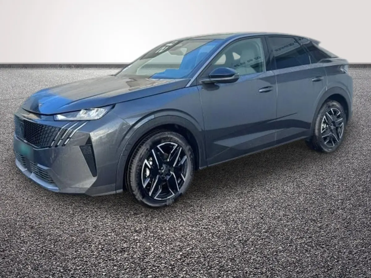 Peugeot 3008 gris foncé vue 3/4 avant avec jantes noires 19 pouces sur fond neutre.