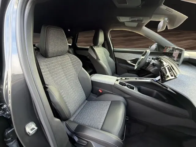 Intérieur avant du Peugeot 3008 gris foncé, vue côté conducteur, sièges tissu et cuir, tableau de bord avec écran tactile.
