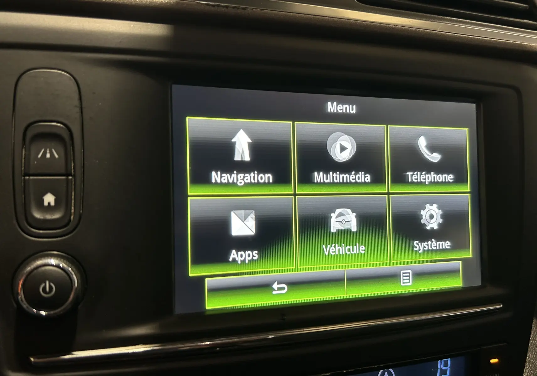 Écran tactile central du Renault Kadjar 2015 montrant le menu principal avec options navigation, multimédia et téléphone.