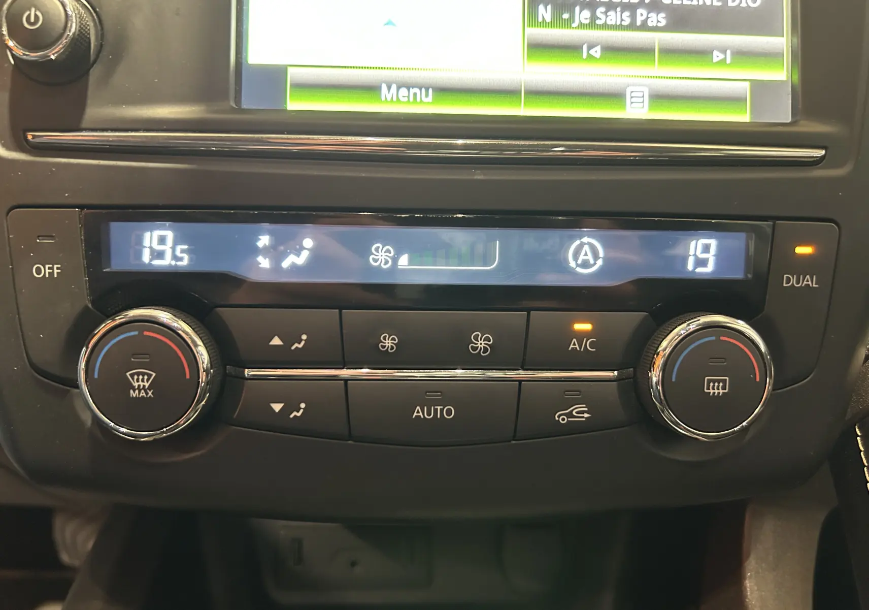 Gros plan sur la console centrale du Renault Kadjar gris 2015, affichant la climatisation automatique bi-zone à 19,5°C et 19°C.