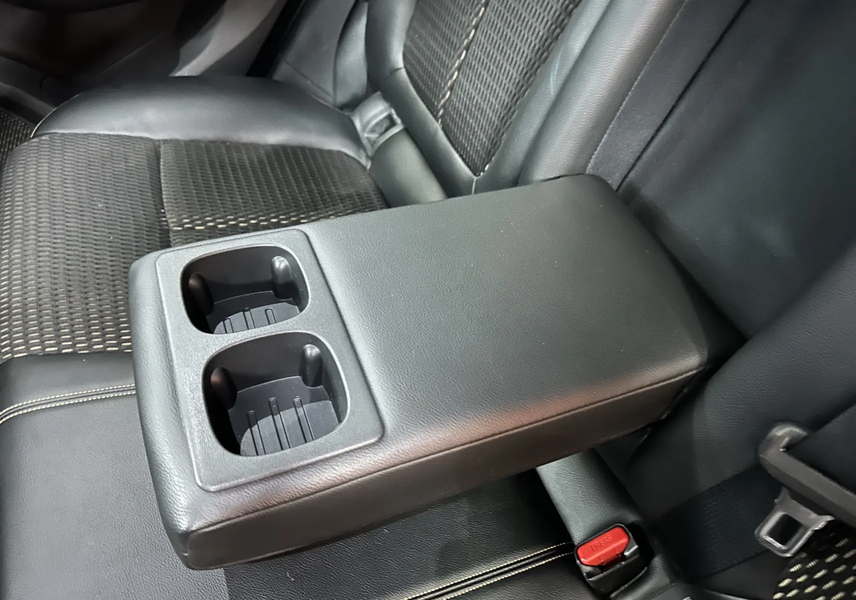 Accoudoir central arrière noir avec porte-gobelets dans l'habitacle du Renault Kadjar gris 2015