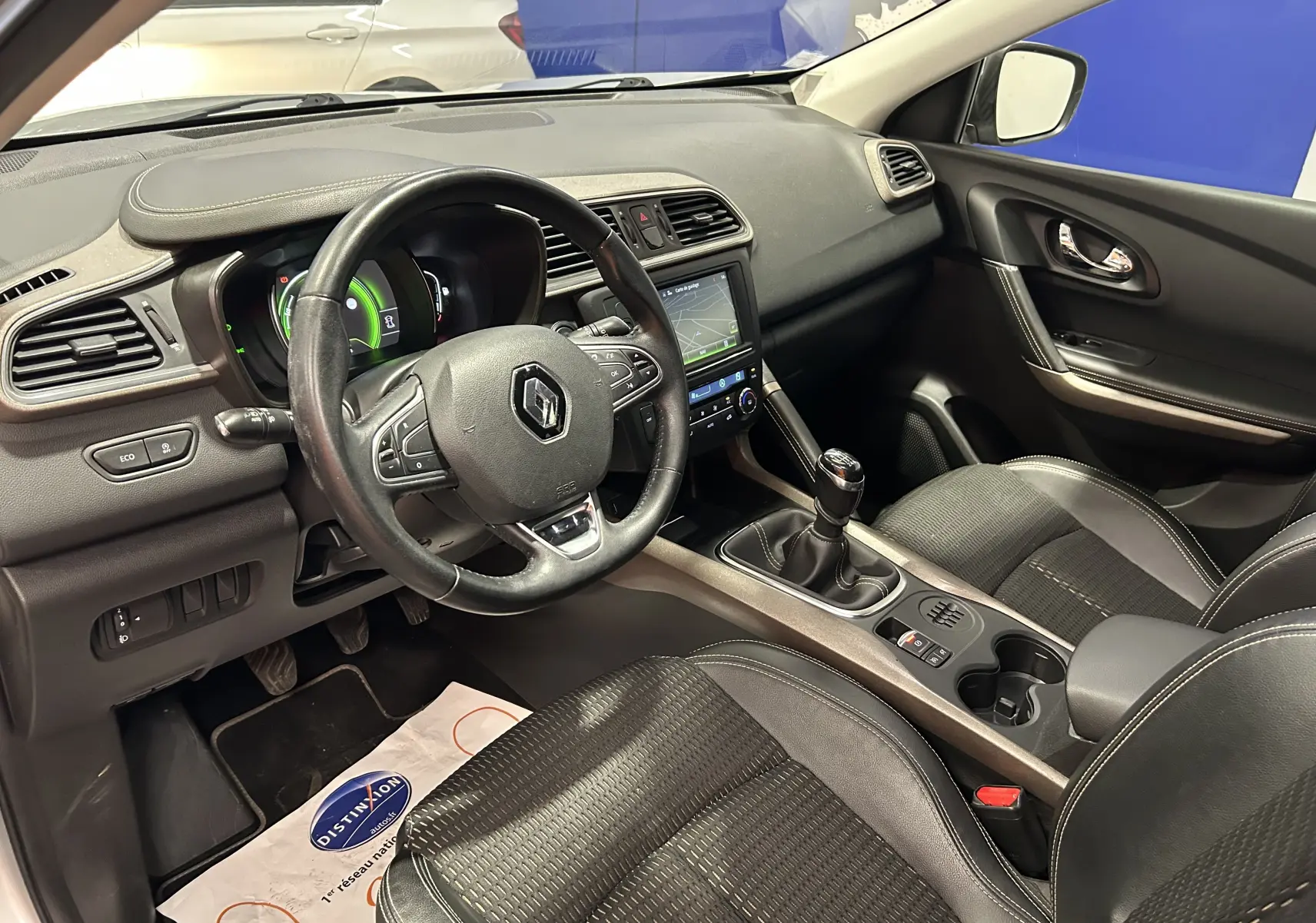 Intérieur du Renault Kadjar 1.5 dCi 2015, vue côté conducteur, volant cuir, écran tactile et boîte manuelle visible.