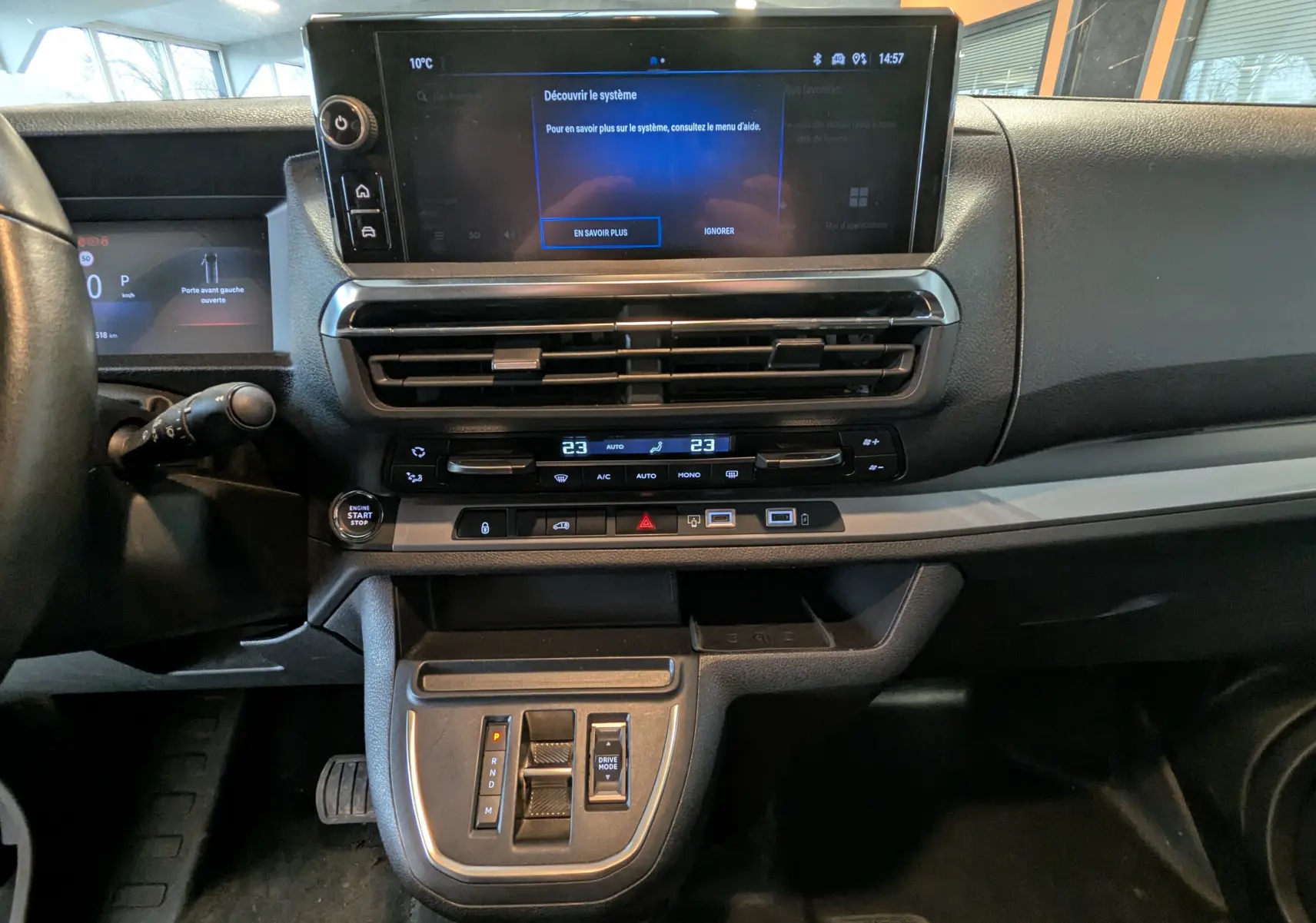 Vue intérieure du tableau de bord de l'Opel Vivaro Fourgon blanc 2024, avec écran tactile et commandes de climatisation.