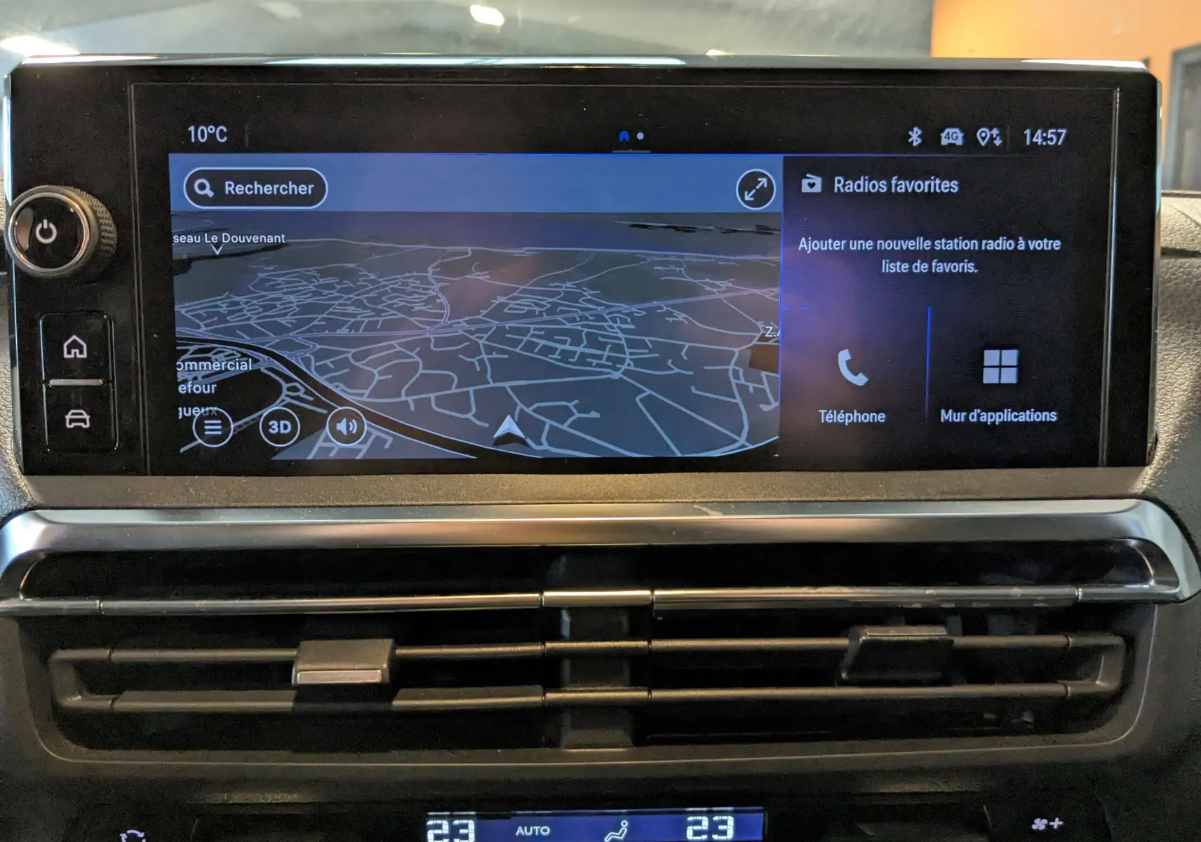 Écran tactile central du tableau de bord de l'Opel Vivaro Fourgon XL 2024, affichant la navigation GPS et les options multimédia.