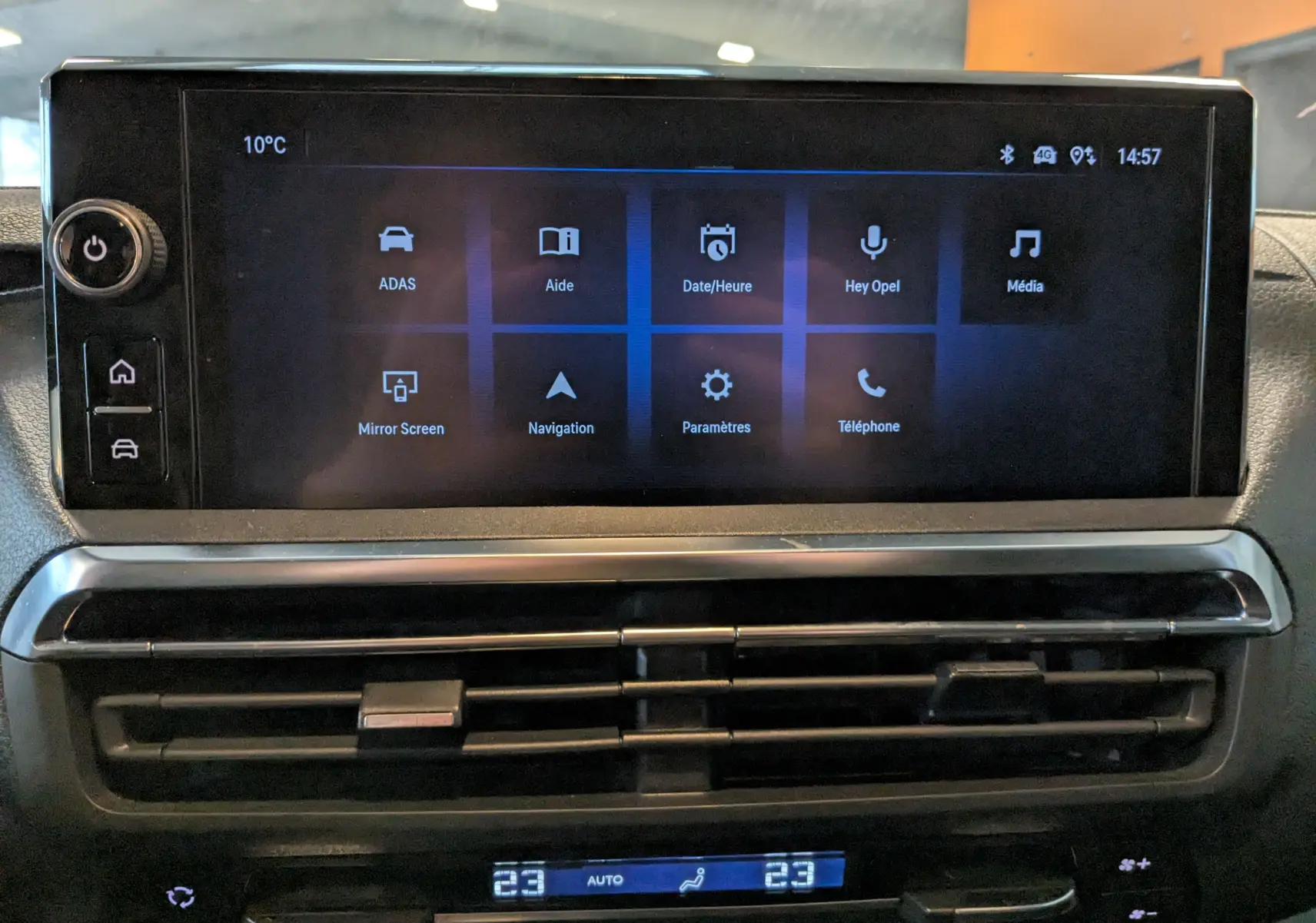 Écran tactile central du tableau de bord de l’Opel Vivaro Fourgon blanc, affichant le menu principal des fonctions.