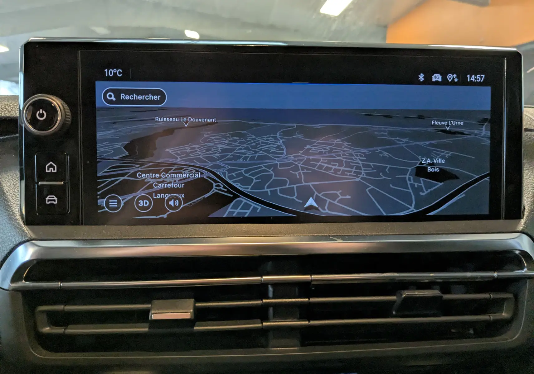 Écran tactile central affichant la navigation GPS dans l’habitacle du fourgon Opel Vivaro XL blanc, vue de face.