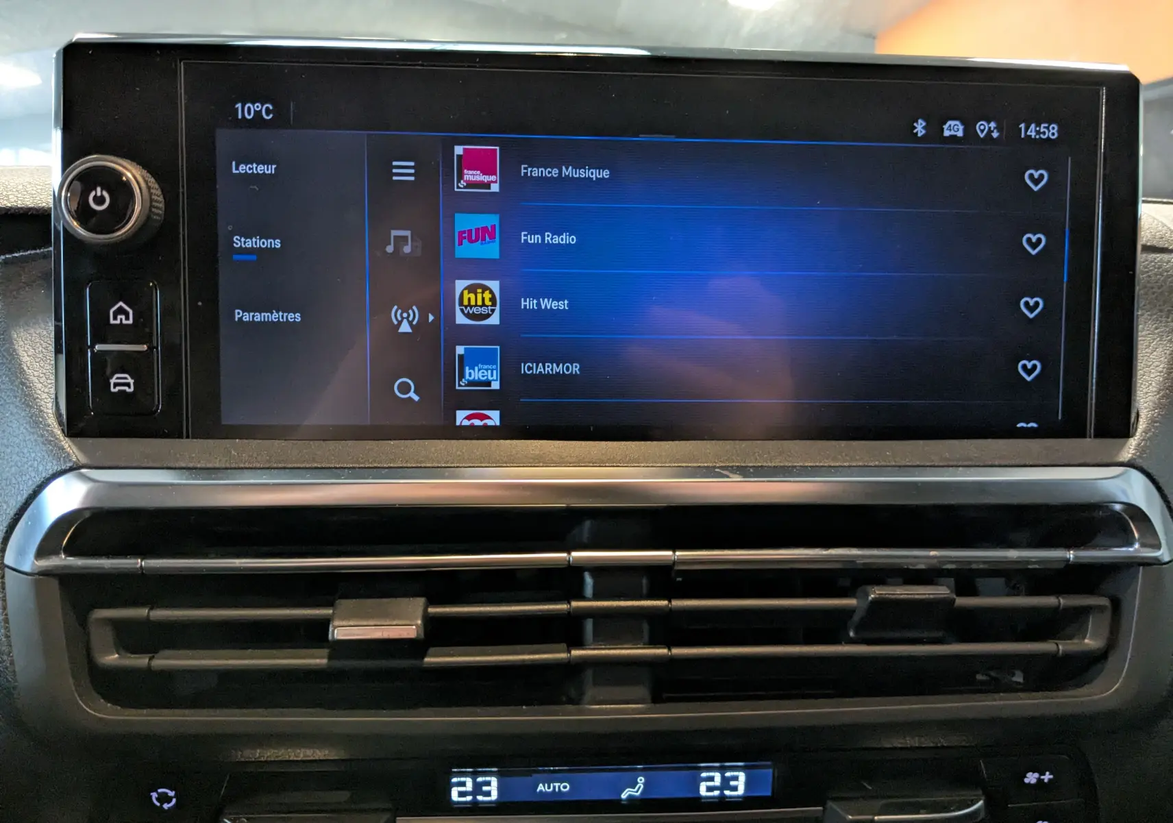 Écran tactile central du tableau de bord de l’Opel Vivaro Fourgon blanc 2024, affichant les stations radio.