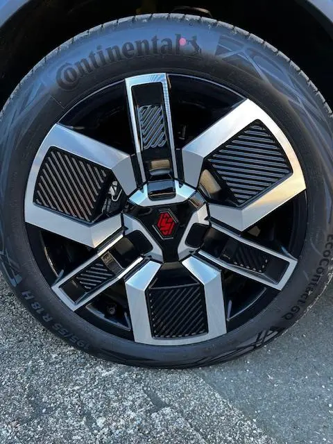 Gros plan sur la roue avant droite de la Renault R5 Techno jaune 2024 avec jante noire et argentée au design géométrique.