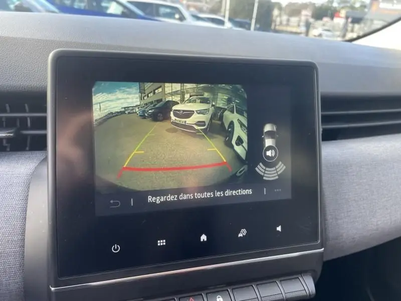 Vue de l'écran intérieur de la Renault Clio V noir 2025 montrant la caméra de recul avec guidage de trajectoire coloré.