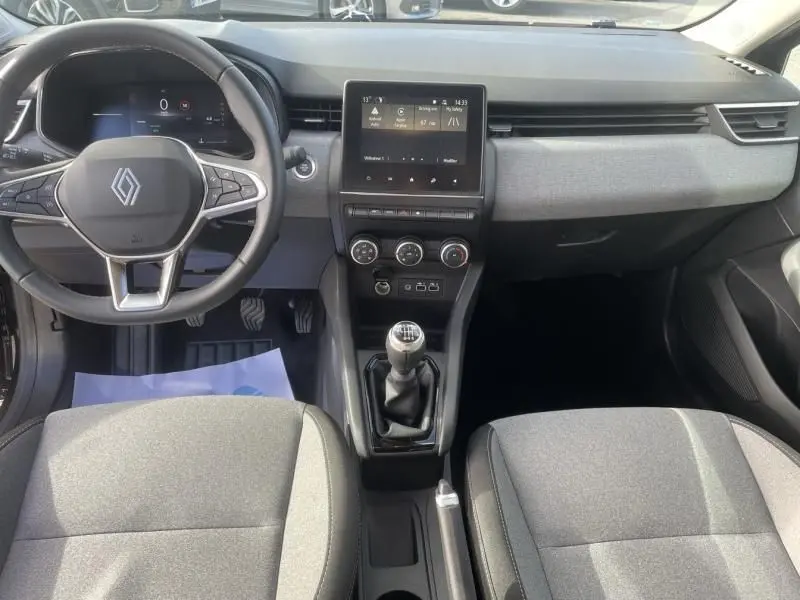 Vue intérieure avant de la Renault Clio V 1.5 DCI 100 Evolution 2025, tableau de bord et levier de vitesse manuel visibles.