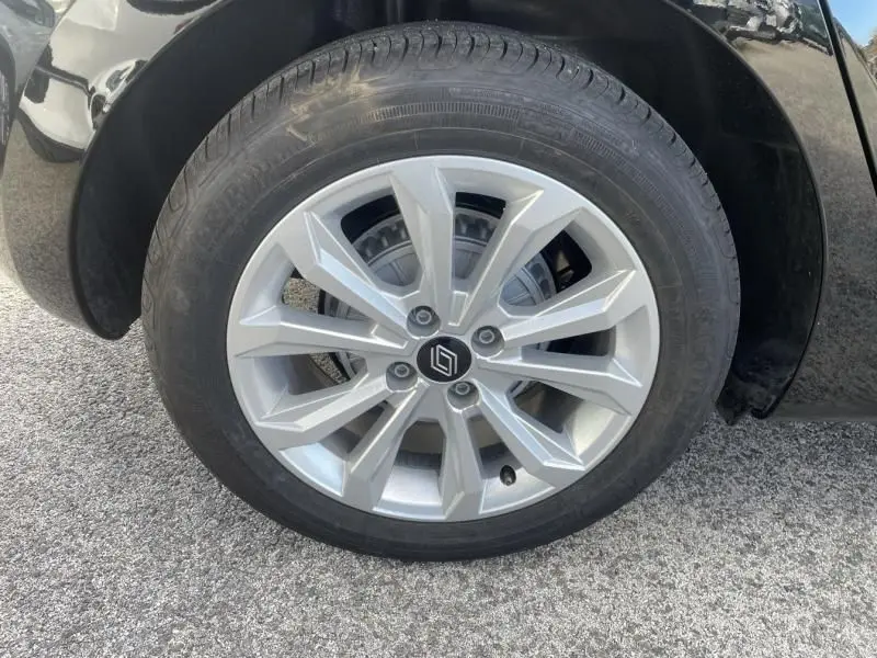 Gros plan sur la roue avant gauche de la Renault Clio V noire 2025, mettant en valeur la jante argentée au design moderne.