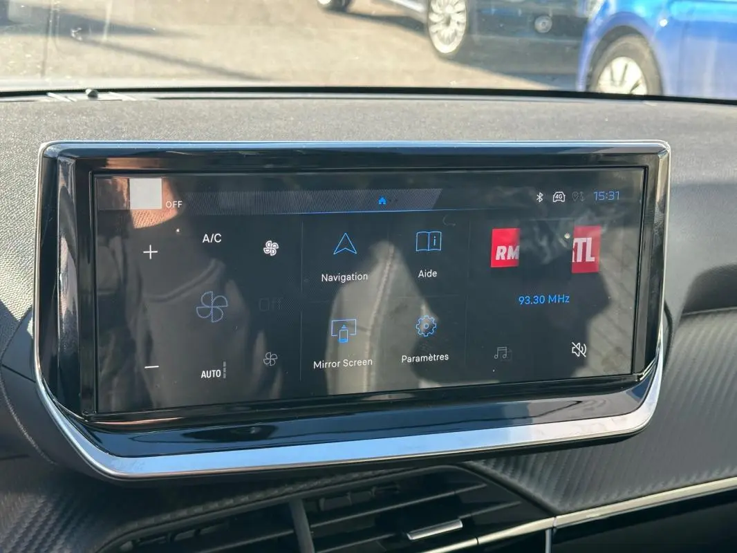 Écran tactile central de la Peugeot 208 Hybrid 110 e-DCS6 Allure, affichant la navigation et la radio.
