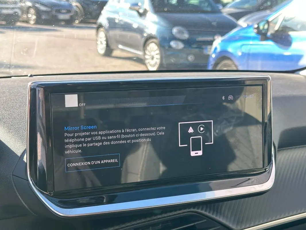 Écran tactile du tableau de bord de la Peugeot 208 gris, affichant la fonction Mirror Screen en intérieur.